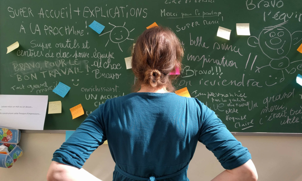 Dame Devant Un Tableau D Ecole Rempli De Texte